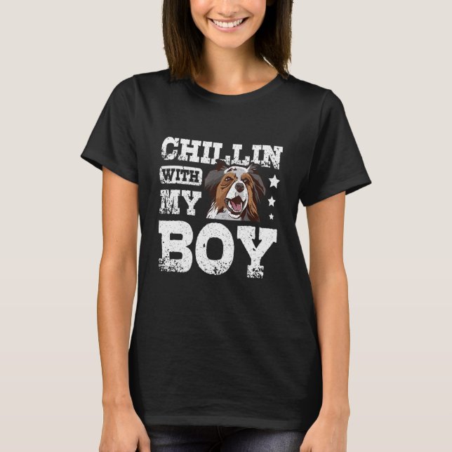 Camiseta Chillin with my boy aussie australian shepherd (Frente)