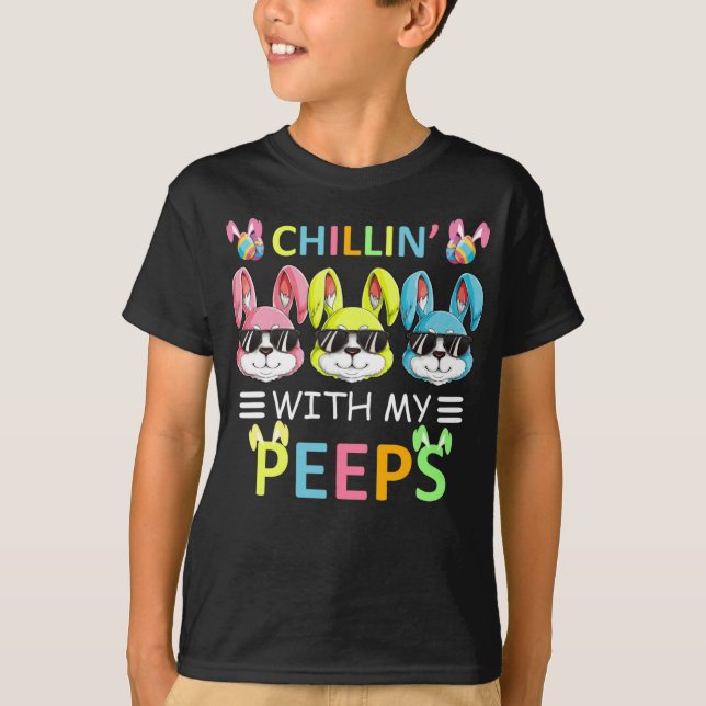 Camiseta Chilling Com Meus Peeps Páscoas Engraçados (Frente)