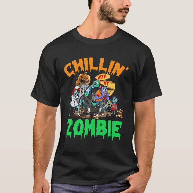 Camiseta Chilling' Com O Meu Zombie Cute Zombies Halloween  (Frente)
