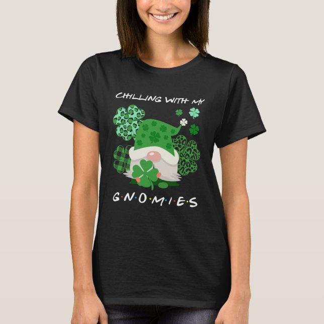 Camiseta Chilling With My Lucky Gnomies St Patrick s Day Gn (Frente)