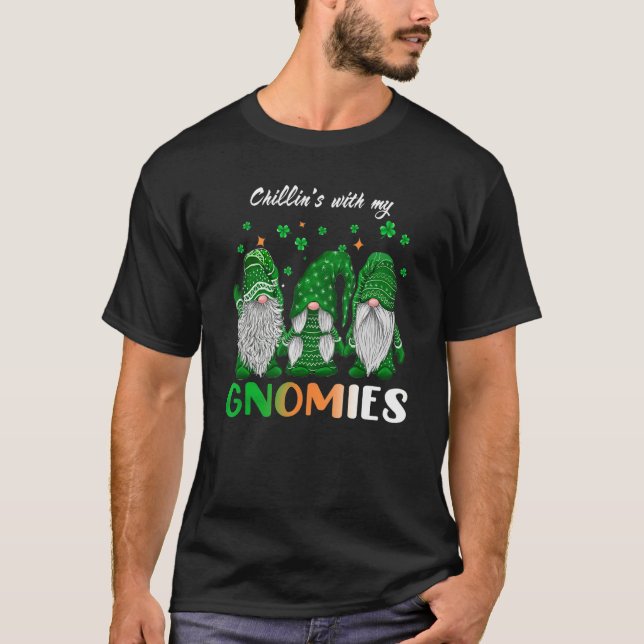 Camiseta Chillin's With My Gnomies St Patrick's Day Shamroc (Frente)