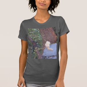 Camiseta Chipmunk Em Um Salto De Árvore