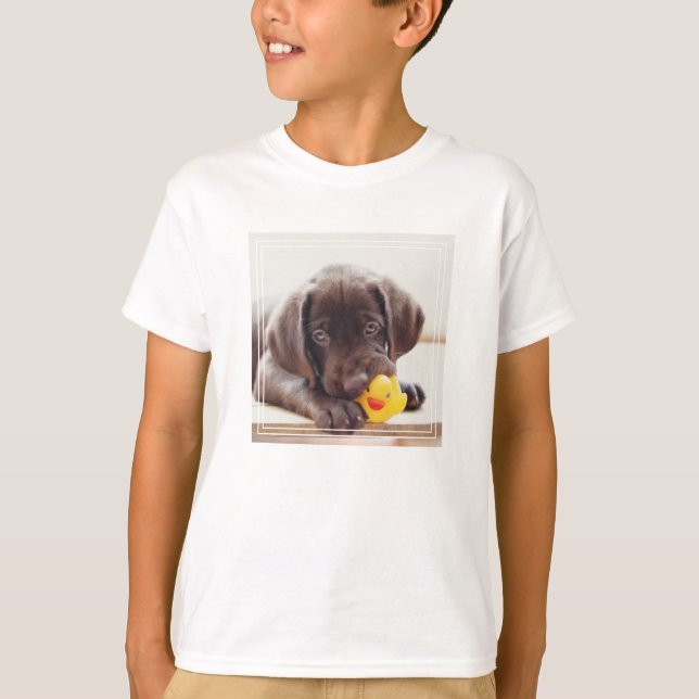 Camiseta Chocolate Labrador Com Pato De Brinquedo (Frente)