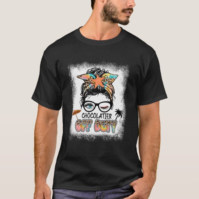 Camiseta Chocolatier Off Duty Messy Bun Vacation Summer Vib (Frente)