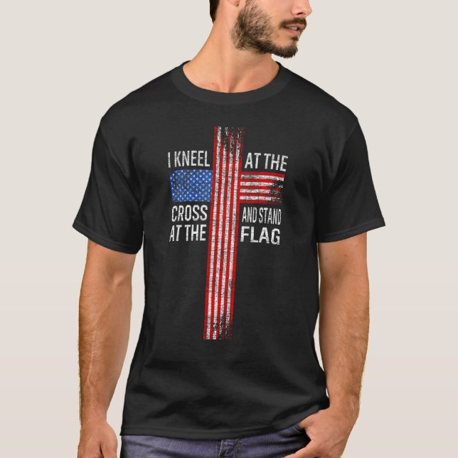 Camiseta Christ I Kneel at the Cross and Stand at the Flag  (Frente)