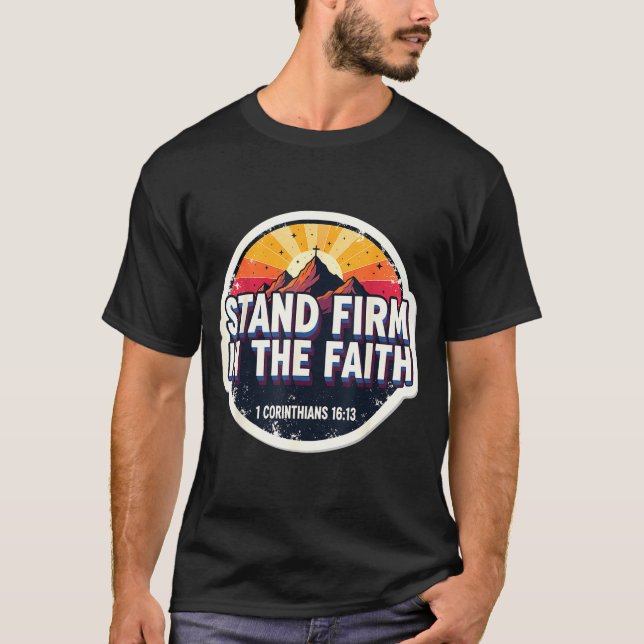 Camiseta Christian Bible Verse Quote Stand Firm In The Fait (Frente)