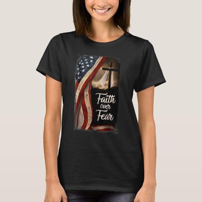 Camiseta Christian Faith Sobre o Medo Patriótico da Bandeir (Frente)