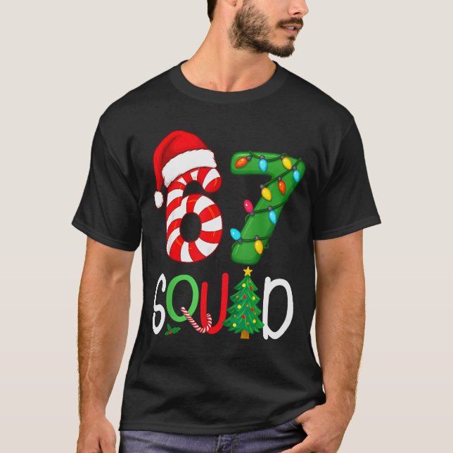 Camiseta Christmas 67 Squad Funny Candy Cane And Lights Xma (Frente)