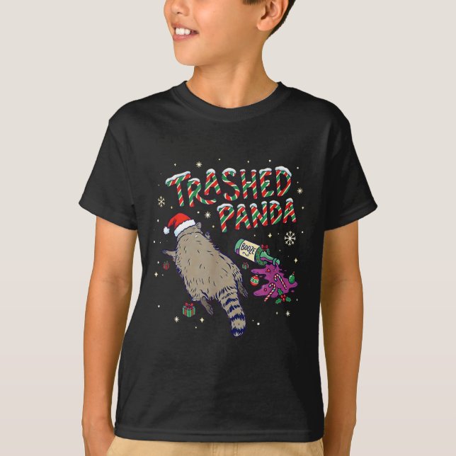 Camiseta Christmas Funny Trashed Panda Racoon Gets Drunk Xm (Frente)