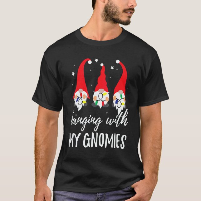 Camiseta Christmas Gnome Hanging With My Gnomies Men Women  (Frente)