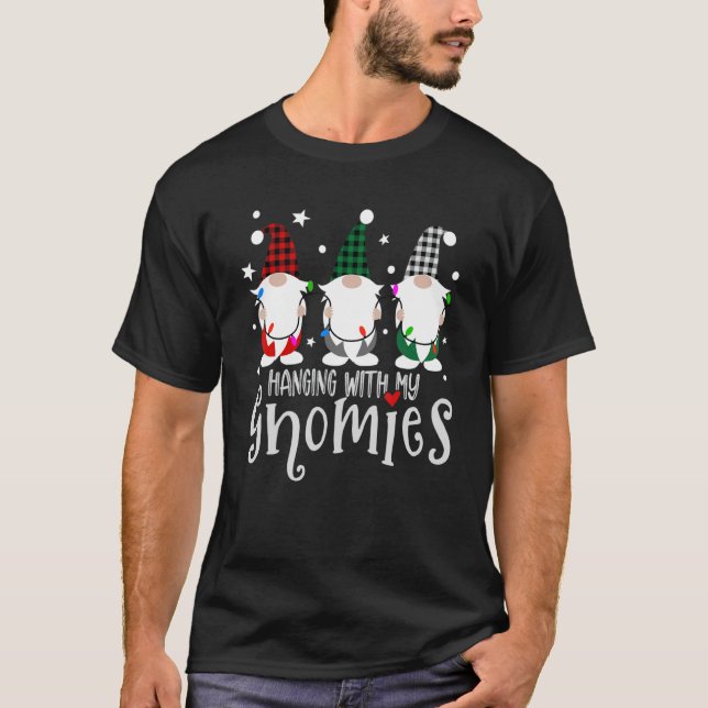 Camiseta Christmas Gnome Hanging With My Gnomies Men Women  (Frente)
