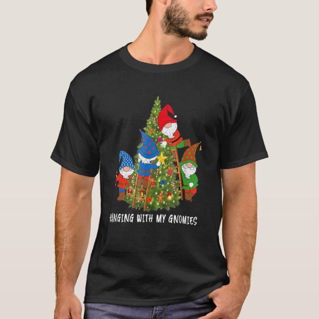 Camiseta Christmas Gnome Hanging With My Gnomies Tree Holid (Frente)