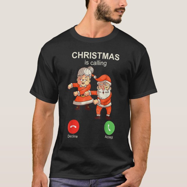 Camiseta Christmas Is Calling  Dancing Santa Claus With Wif (Frente)