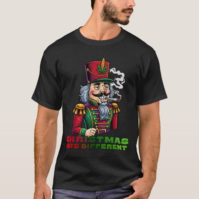 Camiseta Christmas Nutcracker Christmas Hits Different  (Frente)