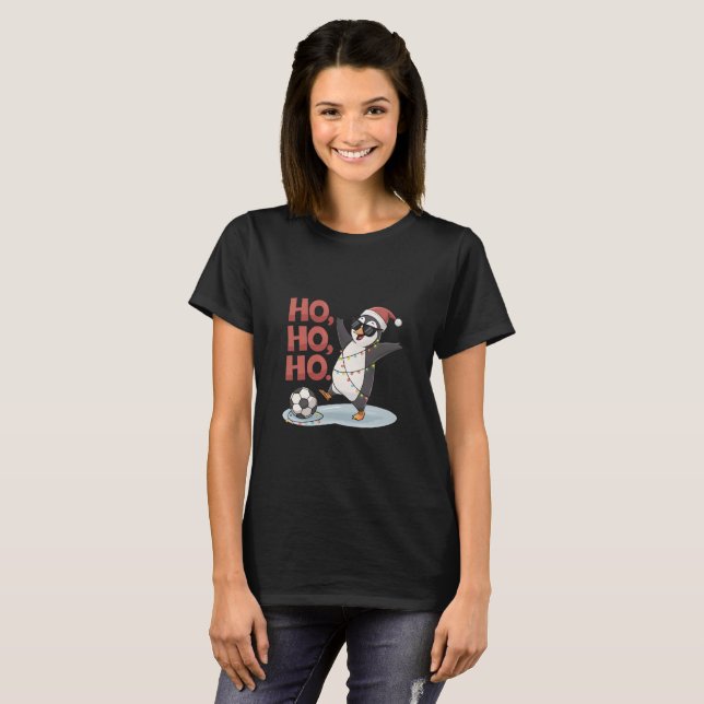 Camiseta Christmas Penguin with Lights and Santa Hat playin (Frente Completa)