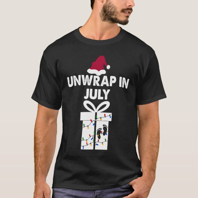 Camiseta Christmas Pregnancy Announcement  Unwrap In July (Frente)