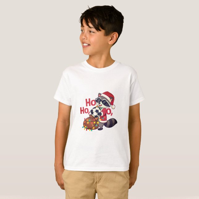 Camiseta Christmas raccoon stealing a soccer ball (Frente Completa)