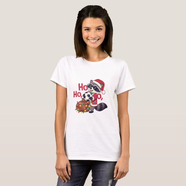 Camiseta Christmas raccoon stealing a soccer ball (Frente Completa)