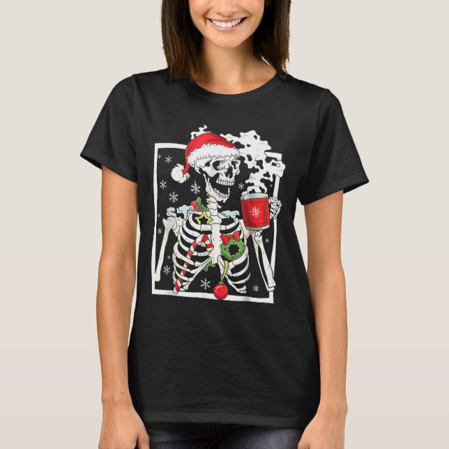 Camiseta Christmas Skeleton With Smiling Skull Drinking Cof (Frente)