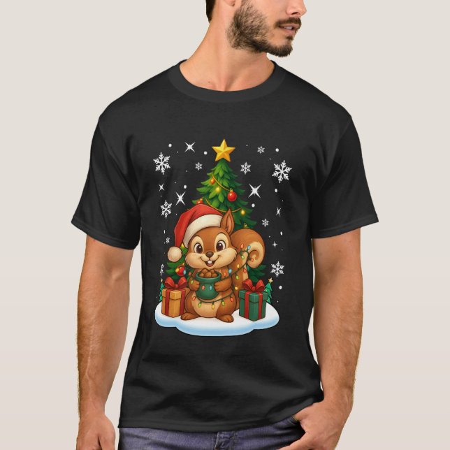 Camiseta Christmas Tree Squirrel Lighting Santa Hat Xmas Fa (Frente)