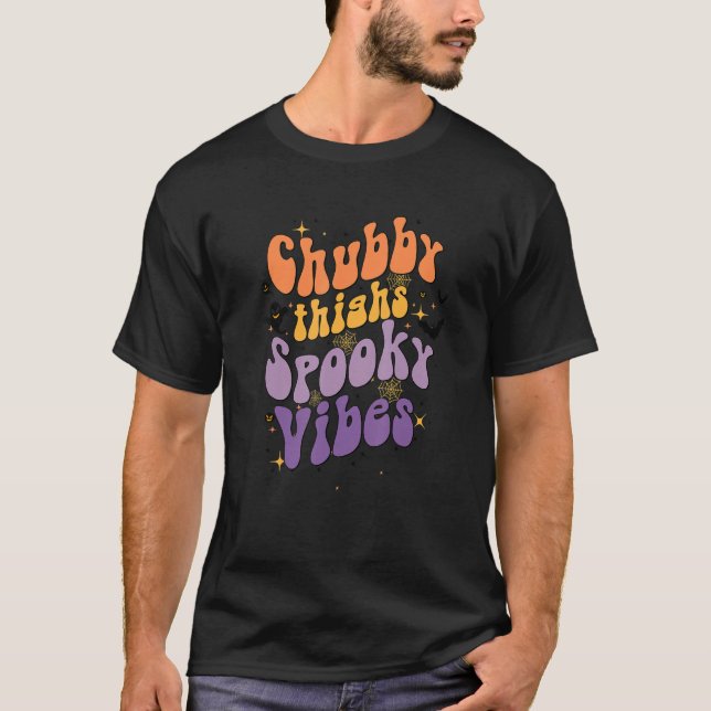 Camiseta Chubby Thighs E Vibes Loucos Felizes Halloween (Frente)