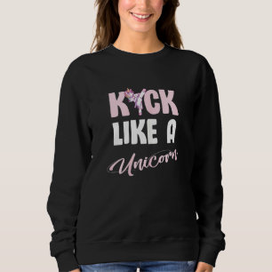 Camiseta Chutar Como Um Caratê Bonito Do Unicórnio E Taekwo