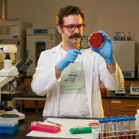 Cientista bacteriologista engraçado com bigode gra