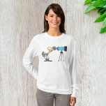 Camiseta Cientista com Telescope Astronomy Science Humor<br><div class="desc">Descubra o cosmos em estilo com a Camiseta de Capa Longa de Nossa Mulher, com um gráfico cativante de um astrônomo percorrendo um telescópio. Perfeito para estargasers, entusiastas da ciência, ou qualquer pessoa que sonhe em explorar o universo, essa camisa combina conforto com curiosidade cósmica. Criada a partir de tecido...</div>
