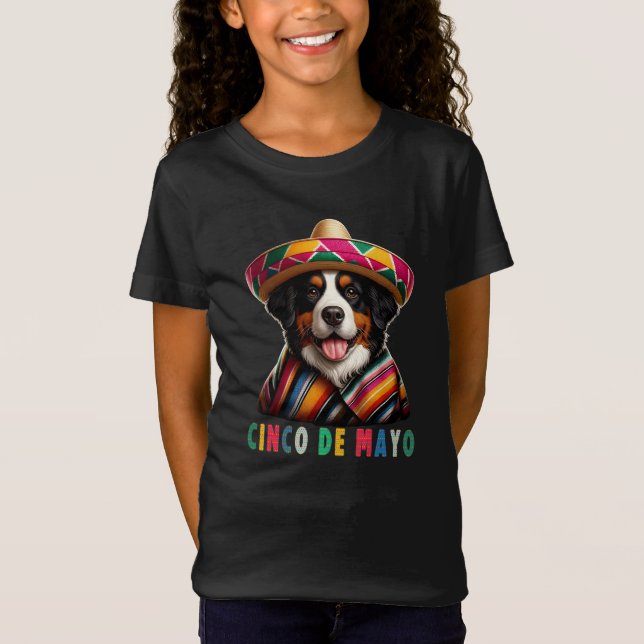 Camiseta Cinco de Mayo Bernese Cachorros com Poncho e Sombr (Frente)