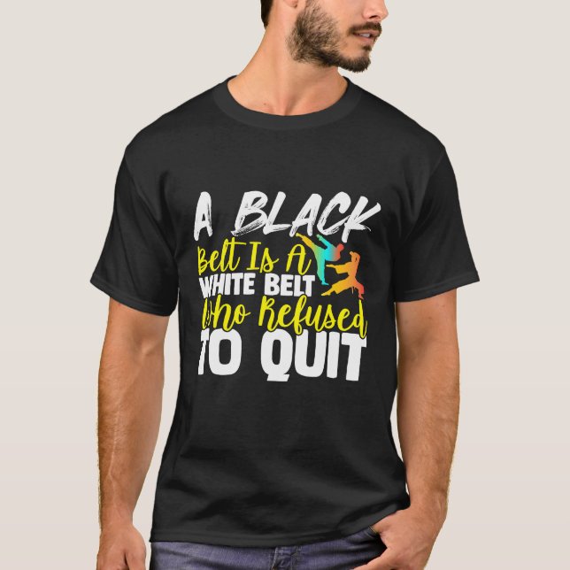 Camiseta Cinturão Negro É Um Cinturão Branco Que Nunca Sai  (Frente)