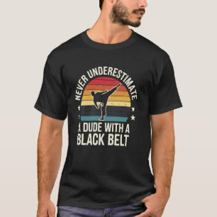 Camiseta Cinturão Preto de Karatê Clássico Nunca Subestime