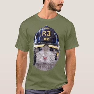 Camiseta Cinza anã-anã-anã vestindo capacete de bombeiro
