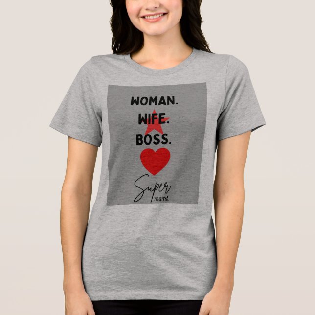 Camiseta Cinza com Tipografia Mulher Esposa Chefe (Frente)