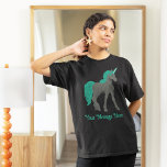 Camiseta Cinza e Teal Unicórnio Personalizado<br><div class="desc">Apresenta uma ilustração unicórnio num estilo realista. O unicórnio é uma cinza escura de carvão com um homem verde e cauda. Há um ponto a acrescentar a sua própria mensagem em letras verdes.</div>