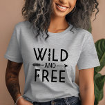 Camiseta Cinzas selvagens e livres<br><div class="desc">Adote um espírito ousado e aventureiro com o nosso roupa e presentes personalizados, com um gráfico de tipografia preto e branco "Selvagem e Livre", combinado com um design de flecha de na moda boho. Perfeito para os espíritos livres e para aqueles que amam designs modernos e minimalistas, estes pontos fazem...</div>