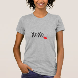 Camiseta Cinzas XoXo-Hugs-Kisses-with-Red-Lábios