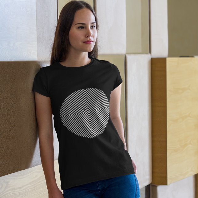 Camiseta Círculo de Linhas (Young lady posing at workplace)
