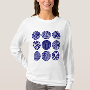 Camiseta Círculos decorativos - marinho profundo e branco
