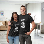 Camiseta Citação de aventuras de amigos<br><div class="desc">Para uma t-shirt preta/escura. Texto branco: A vida foi feita para bons amigos e aventuras excelentes</div>