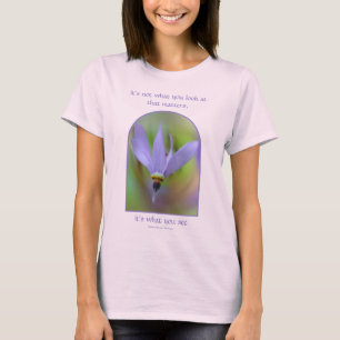 Camiseta Citação de Percepção Flor Roxa Inspiradora