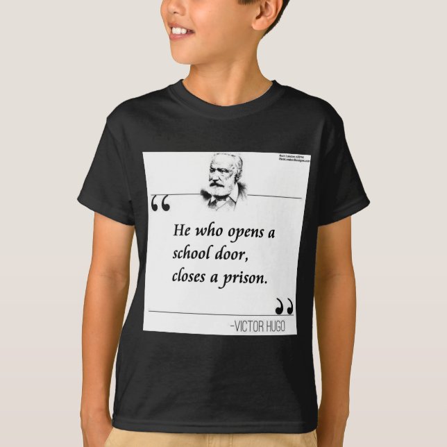 Camiseta Citação de Porta da Escola Aberta de Victor Hugo (Frente)