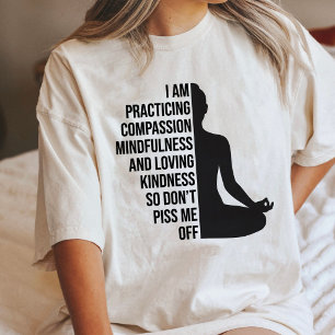 Camiseta Citação de Yoga: Praticando Compaixão e Gentileza