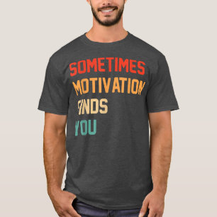 Camiseta Citação engraçada Às Vezes A Motivação O Encontra