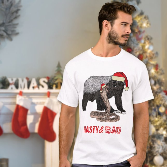 Camiseta Citação engraçada de Natal do Texugo Mel e Cobra (Funny christmas honey badger nasty and bad quote T-Shirt honey badger and snake wearing Santa hats )