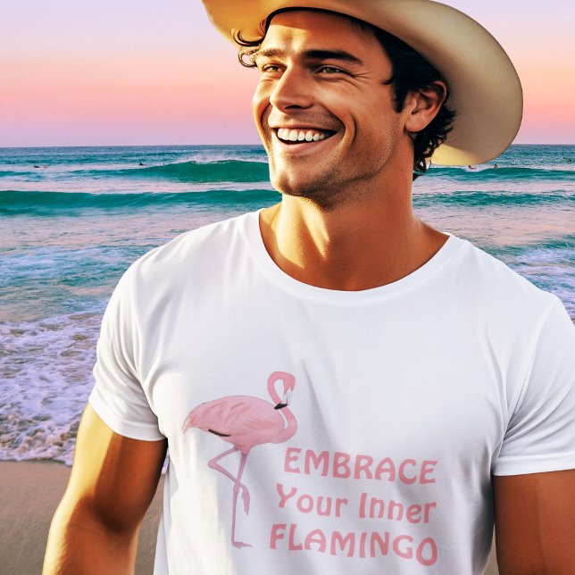 Camiseta Citação engraçada para Abraçar seu Flamingo Interi (handsome fit young male model wearing pink flamingo t-shirt at beach)