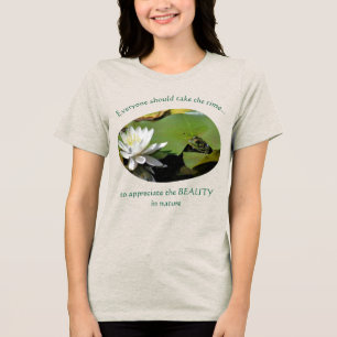 Camiseta Citação Inspiradora de Sapo e Flor de Lótus