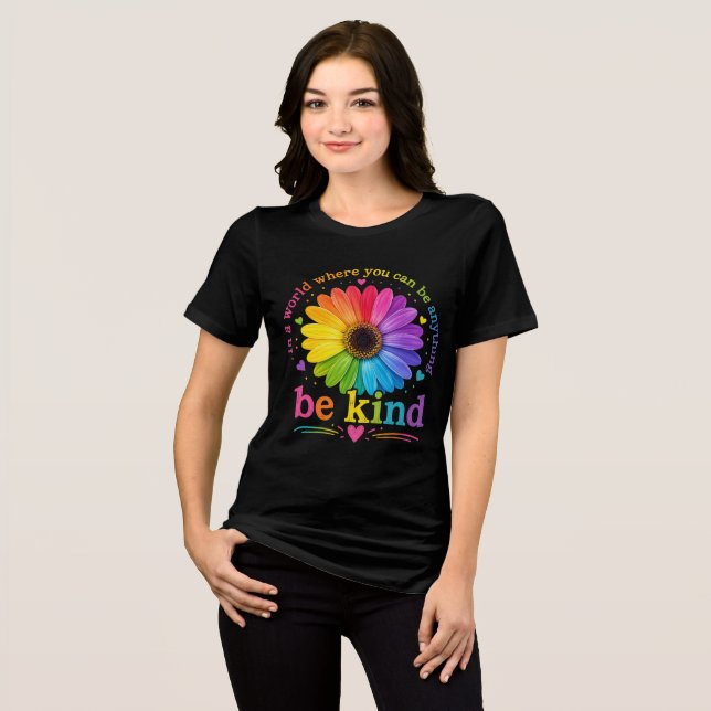 Camiseta Citação Inspiradora Flor de Arco-Íris (Frente Completa)
