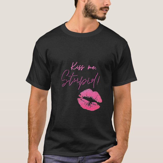 Camiseta Citação negra e rosa com beijo - Beije-me, estúpid (Frente)