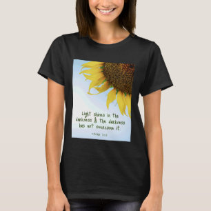 Camiseta Citações João 1 15 A Luz Brilha na Escuridão