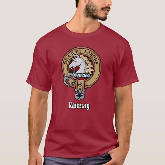 Camiseta Clan Ramsay Crest sobre o Red Tartan (Frente)